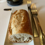 レストラン マノワ - 香ばしくカリっと焼き上げられたバゲット