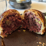 レストラン マノワ - パイに包まれて焼き上げられた羆肉