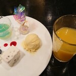 REMONE - お代わりはライブデザート、みたらし餅(みたらしタレは中)、バナナアイスクリーム、オレンジジュース