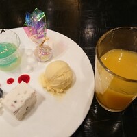 オールデイダイニング リモネ(リーガロイヤルホテル大阪) - お代わりはライブデザート、みたらし餅(みたらしタレは中)、バナナアイスクリーム、オレンジジュース