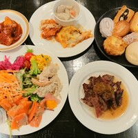 オールデイダイニング リモネ(リーガロイヤルホテル大阪) - ステーキは2皿分、パン7種類、サラダ、サーモンカルパッチョ、しめ鯖、ホワイトシチュー、ラザニア、