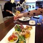 Wine Bar base - 店内明るいのは、一番客でして～予約席で全席うまっていました：前菜盛り合わせ2人前1200円（’13.４月より）