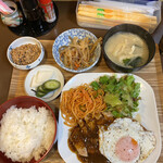 居酒屋再会 - 日替り定食のポークソテー(デミソース、目玉焼き付き)