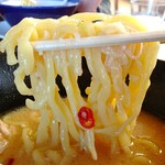 つぼの華 - 自家製麺にニンニクが絡む