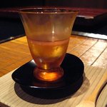 島宿　真里 - オリーブ茶に庭の山桃