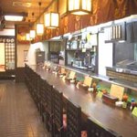 鳥善 - 右：カウンター10席
