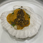 Zuirou - 宮城県産帆立貝柱の煎り焼き　上海蟹味噌ソース　芽蕪　イカスミチップ
