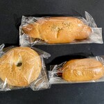 gusta harina - ごまベーグル、よつ葉塩パン、ウインナーベーグル