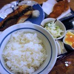 磯丸水産 - 鯖の塩焼きと魚のフライ御膳は880円なり。大盛り無料♪（とろろうどんもあとからセットされまっせ）