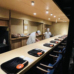 富小路 やま岸 - ◎夜の部のカウンター席は2回転でも予約至難となっている。