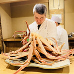 富小路 やま岸 - ◎蟹の脚を倒れないようにうず高く積んで行く！