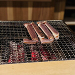 富小路 やま岸 - ◎松葉がにの脚を炭火で焼いて行く。