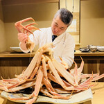 富小路 やま岸 - ◎活きた松葉ガニの脚を外すだけでも重労働❗️
