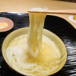 富小路 やま岸 - ◎真鯛の骨を贅沢に使った出汁の素麺は格別な味わい！