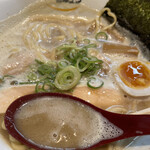 麺 ヒキュウ - 茶濁したスープ