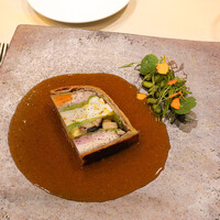 L'éclaireur - 帆立貝、地鶏、地養卵、そば粉ガレット、喜界島の寿の白ごま、スープドポワソン