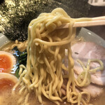 Izumiya - 酒井製麺の低加水よりの中太平打ち麺