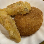 おふくろ亭 - 2022/11/13
      ホル鍋定食 ニンニク マカロニサラダ 大飯 500円
      フライ3品 100円 ✴︎黒ハンペン、竹輪、コロッケ