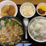 おふくろ亭 - 2022/11/13
      ホル鍋定食 ニンニク マカロニサラダ 大飯 500円
      フライ3品 100円 ✴︎黒ハンペン、竹輪、コロッケ