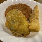 おふくろ亭 - 2022/11/13
      ホル鍋定食 ニンニク マカロニサラダ 大飯 500円
      フライ3品 100円 ✴︎黒ハンペン、竹輪、コロッケ