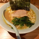 横浜家系らーめん三元 - 家系ラーメン（豚骨しょうゆ）６８０円