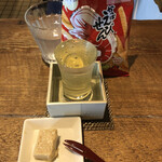 麹町いづみや しろ - 37. カルビーかっぱえびせん、熊本 五ッ木 山うにとうふ、東薫 純米吟醸無ろ過生原酒 