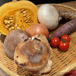 やさいや 鉄板焼野菜 - 焼き野菜をこの中から3種選びます。どれも日本全国吟味されたものを集められています。