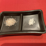 やさいや 鉄板焼野菜 - 左が山の岩塩でヒマラヤ。右が海ので石垣島パウダー