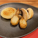 やさいや 鉄板焼野菜 - 北海道産で幻の玉葱でとても珍しいそうです。菊芋とジャンボマッシュルームと。