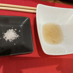 やさいや 鉄板焼野菜 - 左はイギリスの海の塩でイギリス皇室御用達だそうです。