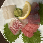 レストラン癒し亭 - 4種盛り(まぐろ、カンパチ、タイ、イカ)