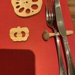 やさいや 鉄板焼野菜 - 蓮根コースター、キノコのカトラリーレスト、南瓜の箸置き。木の温もり感じほっこりします♪