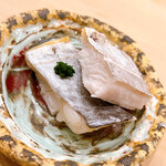 鮨 しゅん輔 - 蒸した太刀魚です。程よく水分が身に残り、炙りとはまた異なる食感でした