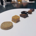 イチリン ハナレ - ⑩ 茶菓子
      ★ サブレ、白胡麻の生キャラメル、山椒入りチョコ+ピーカンナッツ、マカダミアンナッツ、干し葡萄
