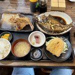 福浦漁港 みなと食堂 - 煮魚も食べたかったので、サービス定食。ほんとは、フライよりも塩焼きがよかったなぁ。