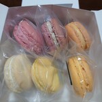 マカロンアラミーナ - やさしい色合い♡個包装は乾かなくて衛生的でありがたいです！13種から選べましたが図らずもグラデーションカラーのマカロンたち。