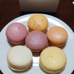 マカロンアラミーナ - バニラ、ラズベリー、かぼちゃ(その日の限定)、キャラメルアプリコット、レモン、いちじくの赤ワイン煮  各240円✨お日もちは冷蔵で2日間♪