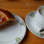 万平ホテル カフェテラス - 伝統のアップルパイとロイヤルミルクティー