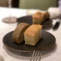 プリミ・バチ - 赤玉葱のパン　焦がし小麦のフォカッチャ