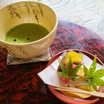 遊鹿里茶屋 - 抹茶と和菓子(税込900円)
和菓子は栗羊羹と3色カステラ、紅羊羹
単にお庭をのんびり眺めたかったので、座敷に上がってホッと一息
何を飲むのか決めてなかったのでぼんやりしつつ決定