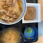 Yoshinoya - 朝牛セット￥490  小盛から並盛にすると￥20up  小鉢は選べます。ﾜﾀｼは納豆。半分旦那さんに差し上げましたよ〜♪