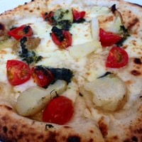 イゾラ スメラルダ - ジャガイモとトマトのピザ　ジェノバソース