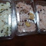 189350038 - 山菜おこわ 410円、栗赤飯 475円、赤飯432円✨いずれも200gを購入♬おこわは、もうちょっと山菜が入ってほしいが、お赤飯は冷めてもふっくらした餅米に大納言の存在感で美味！白ごま付きも珍しい。