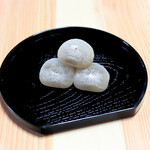 すずかの - 伊勢俵餅はぽにょっとした食感の餅で中につぶ餡が入っていました。