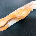 Panaderiyathigure - チャバタのような密度の高いオリーブオイルのような油分のある生地　かみごたえもあり