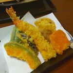 Soba Dokoro Takanoya - 大きな海老、椎茸、カボチャ、ナス、ニンジン、サツマイモ、ピーマンなどの天ぷらです。
