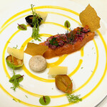 ナベノ-イズム - 純米酒でマリネして太白油で低温コンフィしたというニュージーランド産サーモン。オイリーな感じがなくしっとり柔らかで　ライム蜂蜜　生姜のソースも美味！