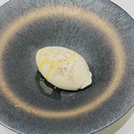 ナベノ-イズム - オリーブオイルのアイスって　初めていただきました。しっかりオリーブも感じられるしかけられた焙じ茶のパウダーも香りました。