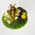 ナベノ-イズム - 萩市直送のアオリイカにコリアンダーのソースとコンキリエというかわいいパスタはイカ墨で味付けられ　日本の盆栽を思わせるカラーリング。