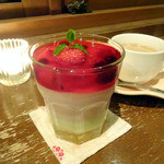 グラニット・カフェ - やまみつ＆いちごのムースとドリンク